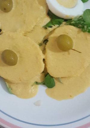 Foto principal de Papa la huancaína acompañado con canónigos y rúcula