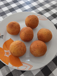 Una foto de Bolitas de papa rellenas de jamón