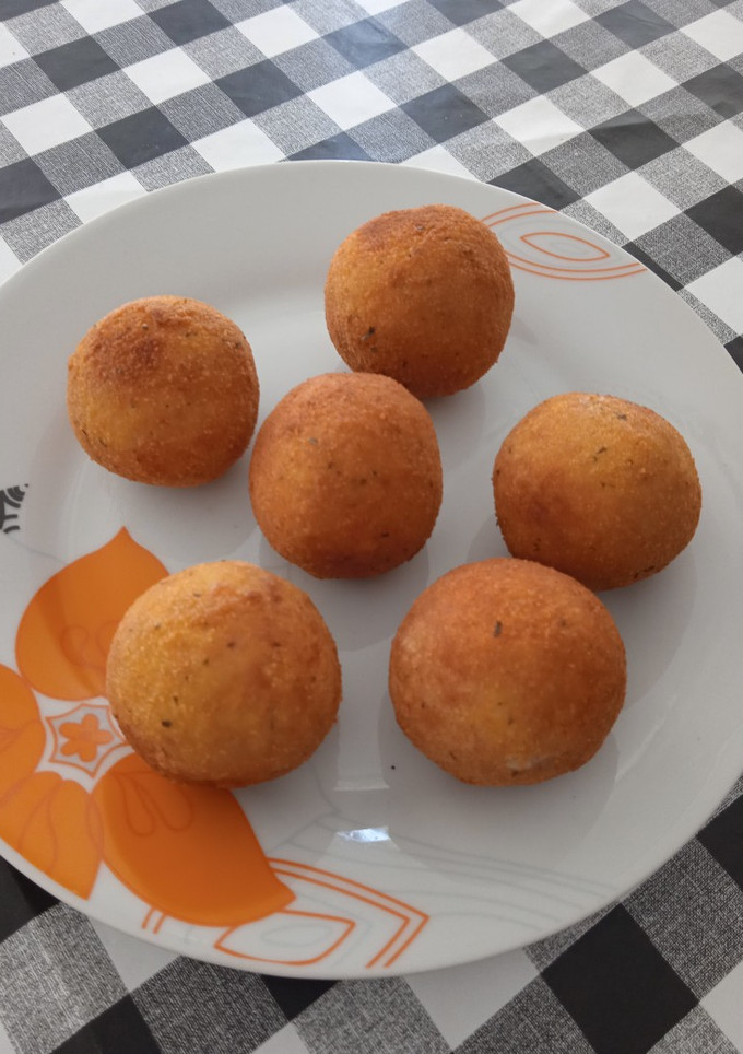 Una foto de Bolitas de papa rellenas de jamón