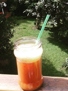 Una foto de Licuado de naranja y frutilla