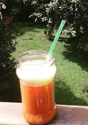Una foto de Licuado de naranja y frutilla