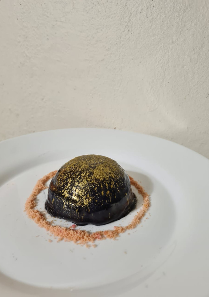 Una foto de Mousse con glaseado espejo