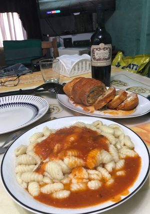 Una foto de Ñoquis con Matambre de cerdo relleno