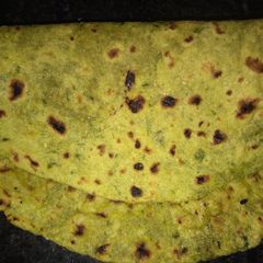 A picture of Methi roti.