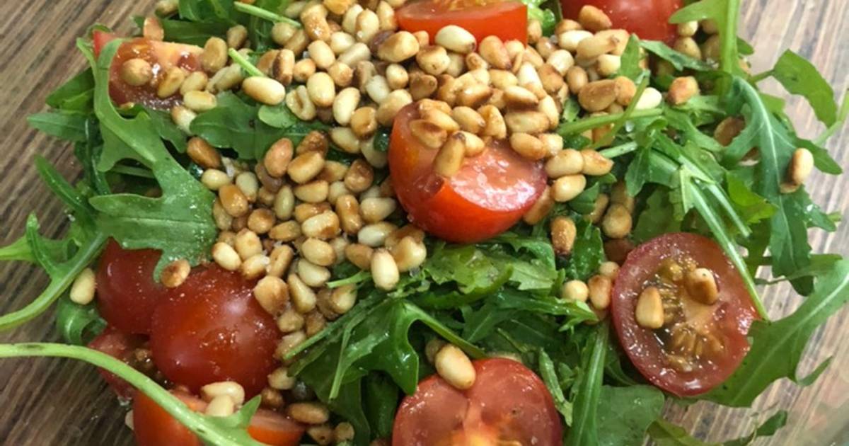 Салат руккола с креветками. Салат с рукколой помидорами и кедровыми орешками. Руккола с помидорами. Креветки черри руккола пармезан. Руккола с креветками и кедровыми орешками.