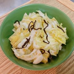 A picture of Shiokonbu cabbage(Salted kelp cabbage).