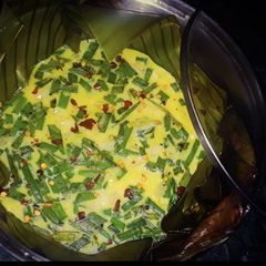 A picture of Banana leaf Green onion omelette.