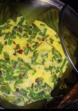 A picture of Banana leaf Green onion omelette.