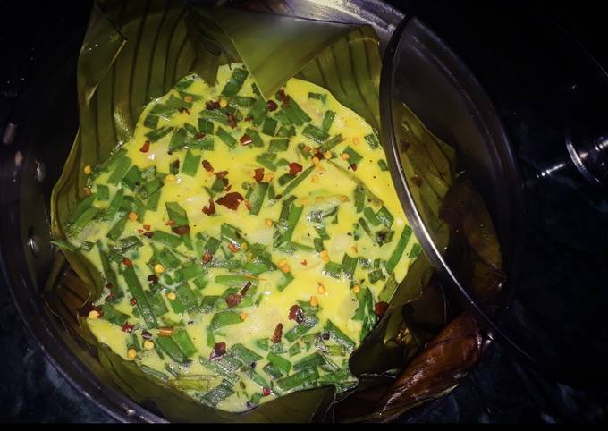 Banana leaf Green onion omelette