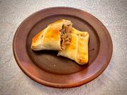 Una foto de empanada vegana