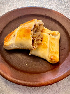 Una foto de Pequenes (empanadas de cebolla 🧅)