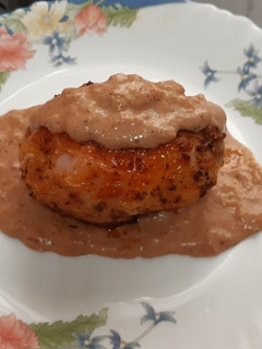 Una foto de Muslos rellenos, en airfryer, con salsa de paté