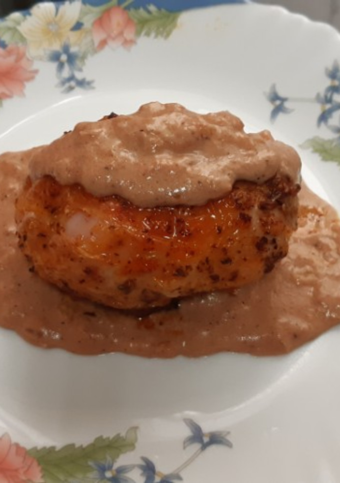 Una foto de Muslos rellenos, en airfryer, con salsa de paté