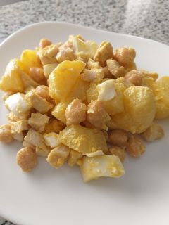 Una foto de Ensalada de patatas con garbanzos