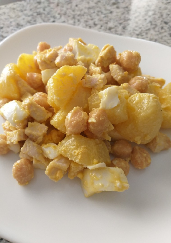 Una foto de Ensalada de patatas con garbanzos