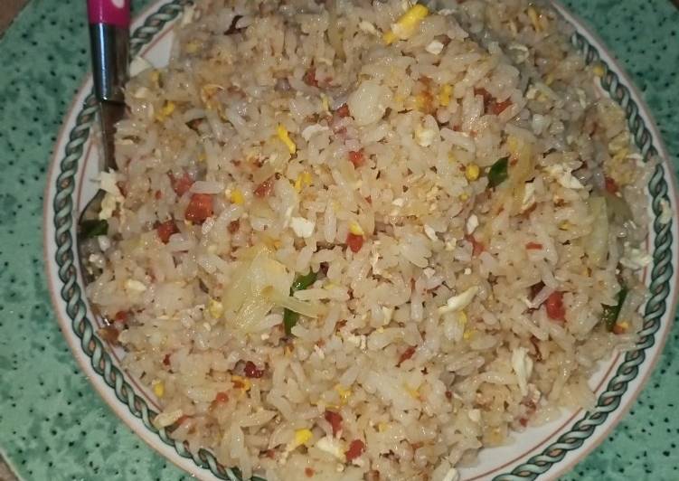 Bagaimana Menyiapkan Nasi Goreng Simpel, Enak