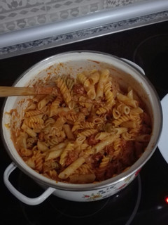 Una foto de Macarrones mar y montaña (estilo pisto de mi madre)