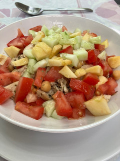 Una foto de Ensalada templada de pollo con garbanzos, verduritas y manzana en 5’