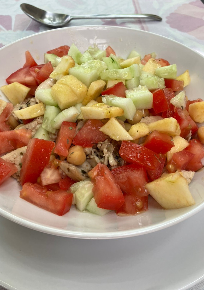 Una foto de Ensalada templada de pollo con garbanzos, verduritas y manzana en 5’