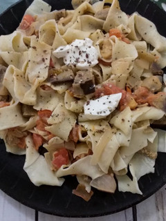 Una foto de Fideos caseros con salsa de berenjenas