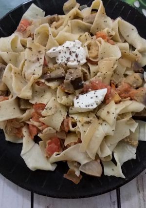 Una foto de Fideos caseros con salsa de berenjenas
