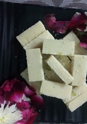 मावा और दूध पाउडर की बर्फी रेसिपी मुख्य फोटो