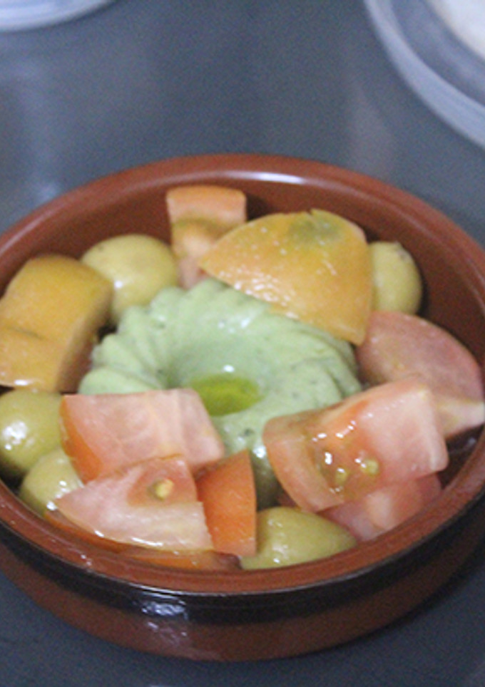 Una foto de Ensalada con rosca de pepino y queso