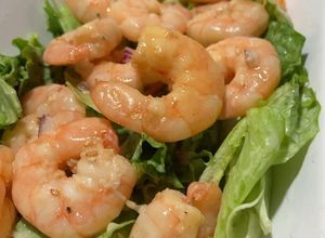 Una foto de Camarones 🍤 marinados con jugo de toronja 🍊 agria con crema servidos con lechuga 🥬 cebolla 🧅 morada