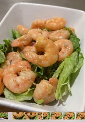Una foto de Camarones 🍤 marinados con jugo de toronja 🍊 agria con crema servidos con lechuga 🥬 cebolla 🧅 morada