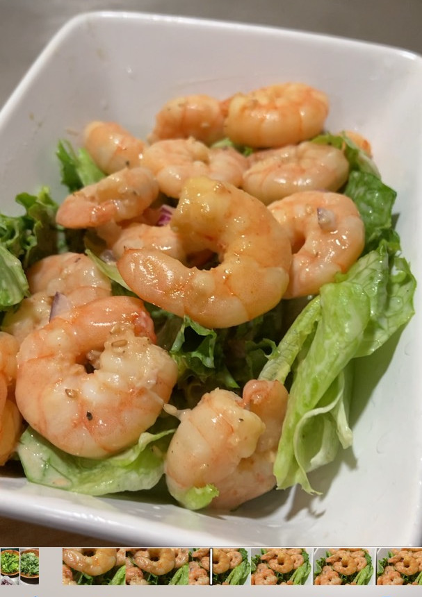 Una foto de Camarones 🍤 marinados con jugo de toronja 🍊 agria con crema servidos con lechuga 🥬 cebolla 🧅 morada