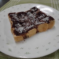 A picture of Lamington with honey.