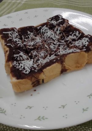 A picture of Lamington with honey.