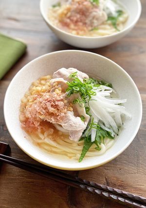 A picture of Chilled Shabu-Shabu Pork and Onion Salad Udon with White Dashi.