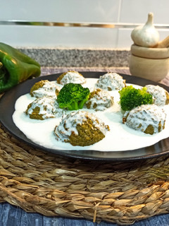 Una foto de Albóndigas de brócoli 🥦 y avena con salsa de kéfir y queso azul