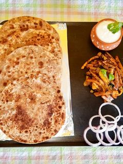 स्त्तू पराठा विद आलू भुजिया (Sattu Paratha With Aloo Bhujiya Recipe In Hindi) रेसिपी मुख्य फोटो