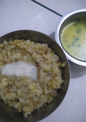 સાદી ખીચડી (Simple Khichdi Recipe In Gujarati) રેસીપી મુખ્ય ફોટો