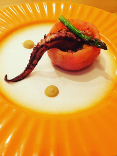 Una foto de Tomate relleno de pulpo con salsa agridulce