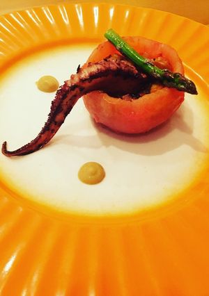 Una foto de Tomate relleno de pulpo con salsa agridulce