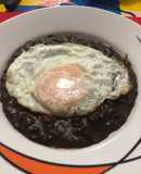 Frijoles con chorizo, con huevo estrellado encima