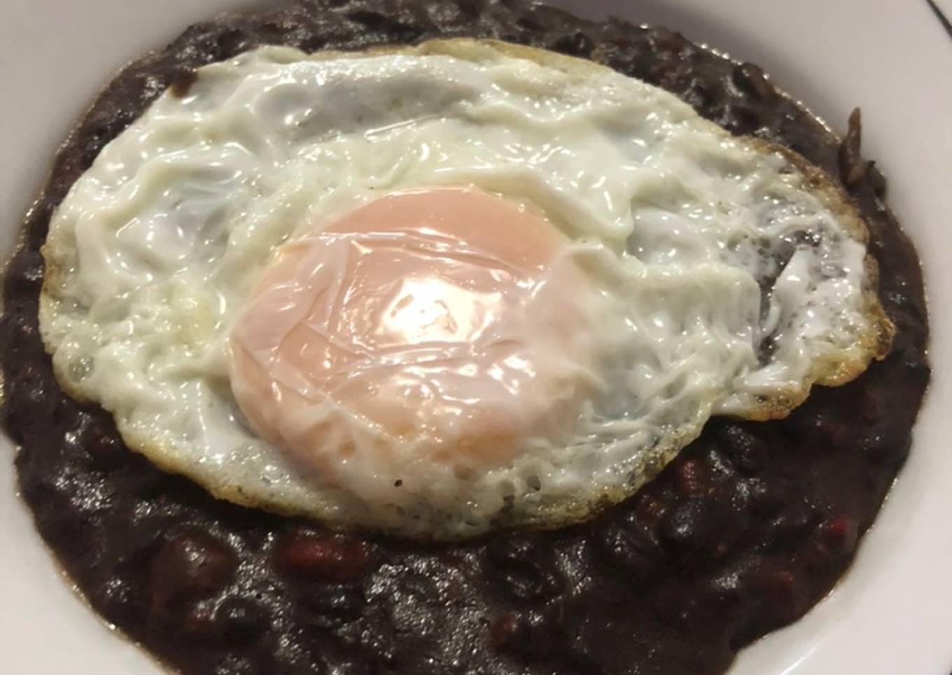 Frijoles con chorizo, con huevo estrellado encima