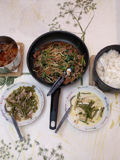 Hình của món Bữa cơm gia đình vào ngày 1/5.