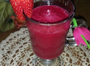 Una foto de Smoothie de remolacha y fresas