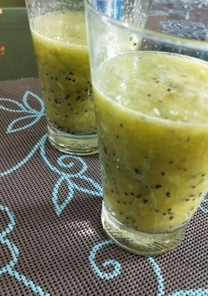 कीवी बनाना स्मूदी (Kiwi banana smoothie recipe in hindi) रेसिपी मुख्य फोटो