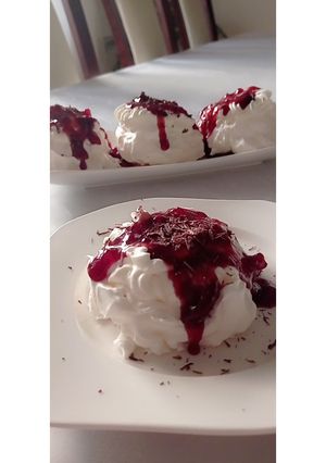 Zdjęcie przepisu Mini Pavlova z frużeliną wiśniową i kremem śmietankowym.