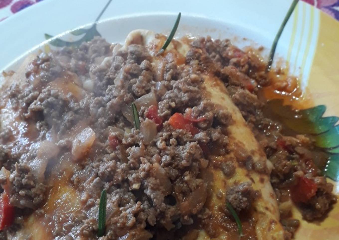 Canelones de acelga con yogurt griego a la boloñesa