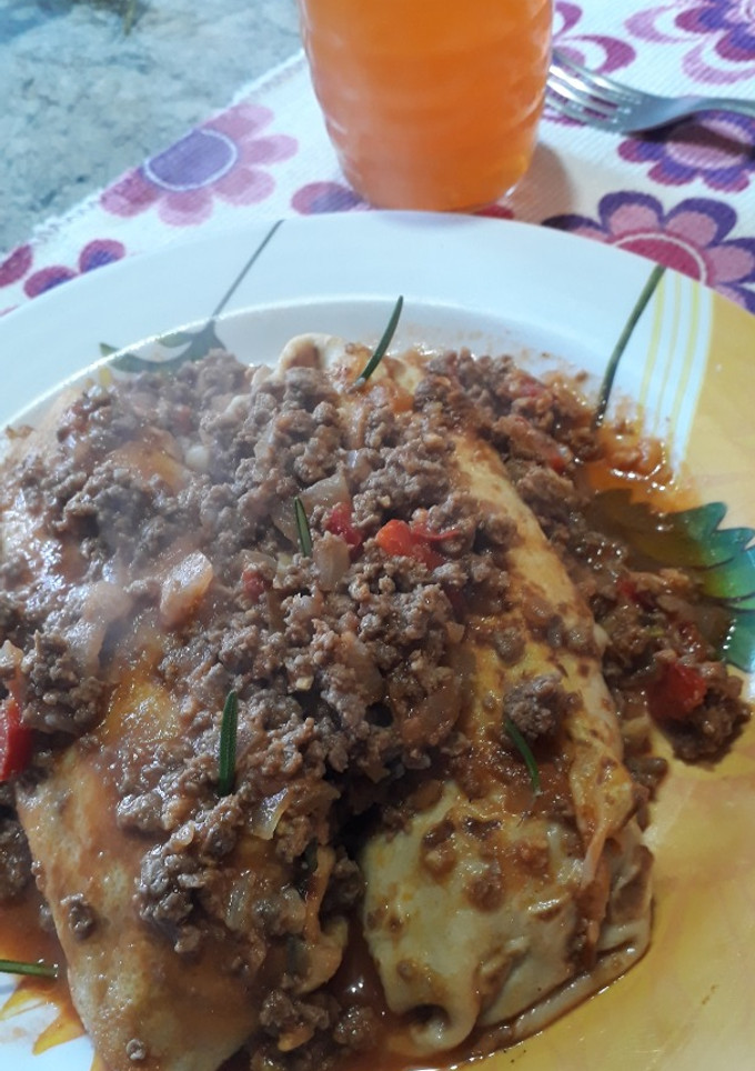 Una foto de Canelones de acelga con yogurt griego a la boloñesa