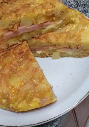 Una foto de Tortilla de papá rellena con jamón y queso