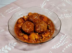Una foto de Albóndigas guisadas con boniato🍠,papa🥔, batata🍠 y arvejas 🥫