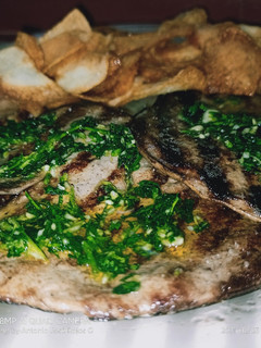 Una foto de Hígado de cordero a la plancha con chips de patata