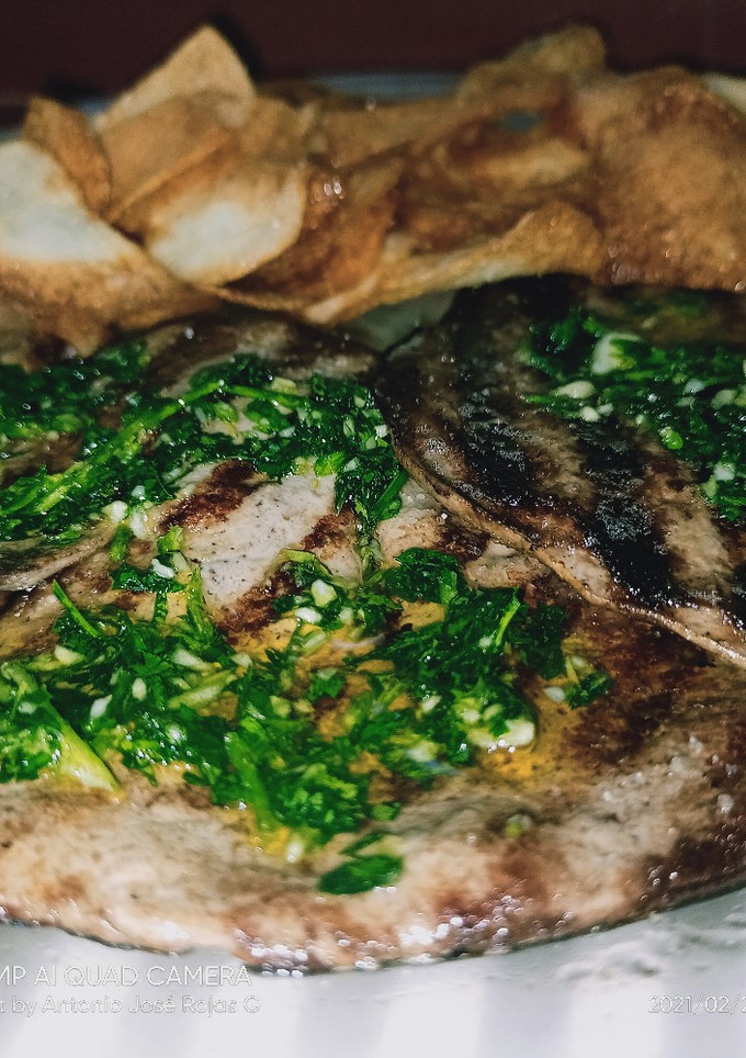 Una foto de Hígado de cordero a la plancha con chips de patata